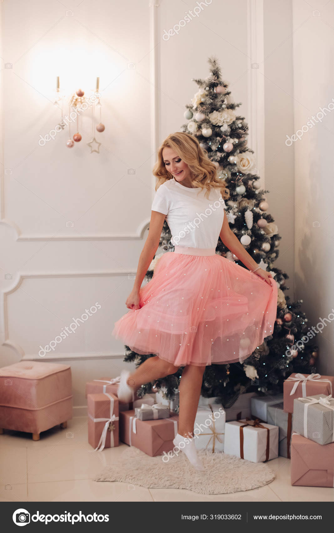 Vakker kvinne i rosa skjørt ved juletreet . – stockfoto © studioluckyaa  #319033602