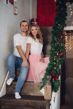 Noel 'de süslü merdivenlerde romantik bir çift..