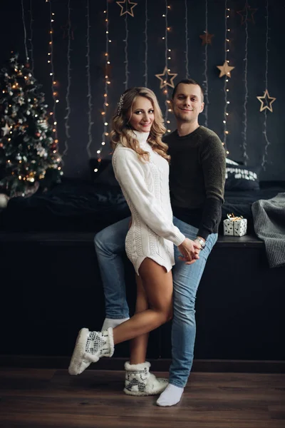 Casal sorridente em quarto decorado para o Natal . — Fotografia de Stock