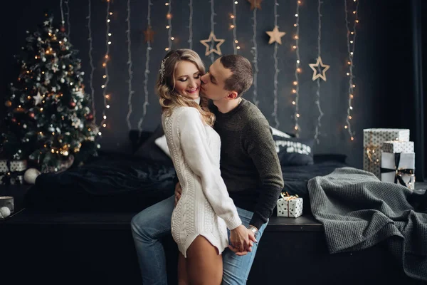 Casal sorridente em quarto decorado para o Natal . — Fotografia de Stock