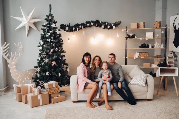 Familia en hermosa habitación decorada para Navidad . —  Fotos de Stock