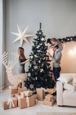 Mutlu aile Noel ağacı süslemesi. Noel