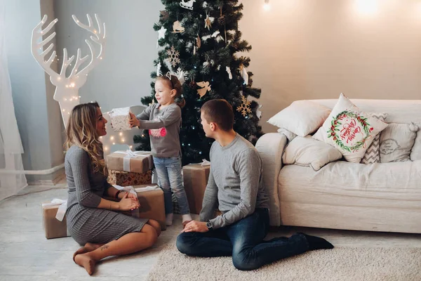 Noel için hediyeli bir aile. Noel ağacı.