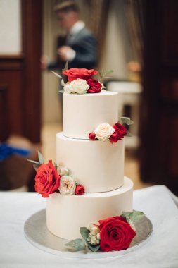 Üç katlı taze böğürtlenli düğün pastası. Çilek, yabanmersini, kiraz ve böğürtlenle süslenmiş..