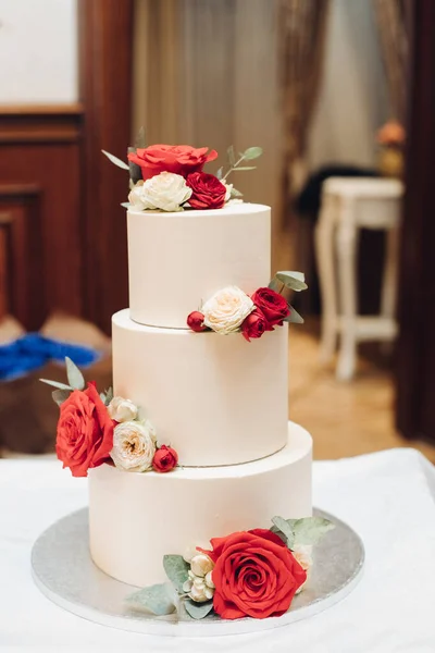 Háromrétegű esküvői torta friss bogyókkal.Eperrel, áfonyával, cseresznyével és szederrel díszítve. — Stock Fotó