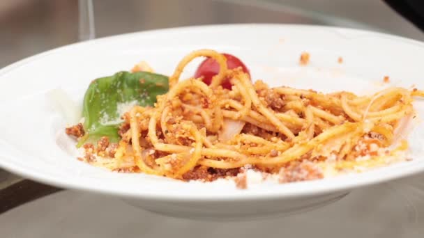 Heerlijke spaghetti met vulling, parmezaanse kaas en tomaten — Stockvideo