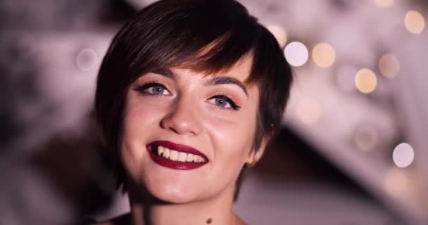 Krásná usměvavá dívka s krátkým účesem a make-up. — Stock video