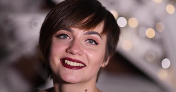 Bella ragazza sorridente con taglio di capelli corto e make up . — Video Stock