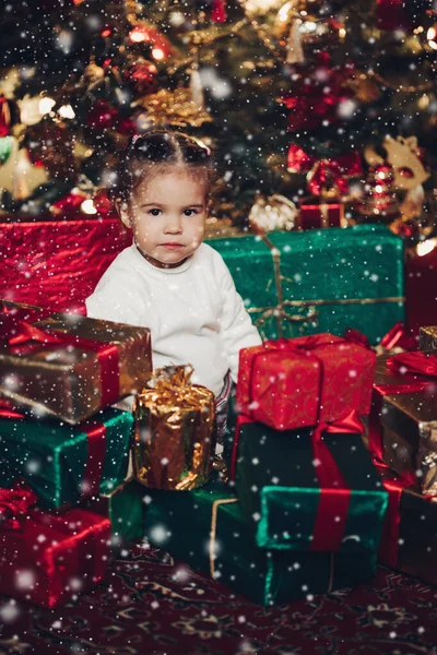 Чарівна дівчинка в різдвяних подарунках. кімната прикрашена на Різдво . — стокове фото