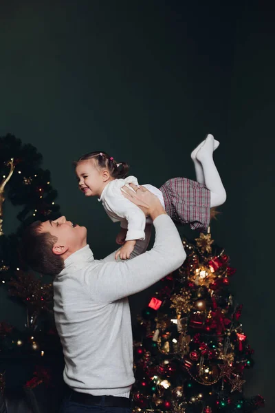 Milující otec si o Vánocích hraje se svou dcerou. — Stock fotografie