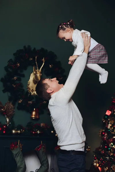 Padre cariñoso jugando con su hija en Navidad . —  Fotos de Stock