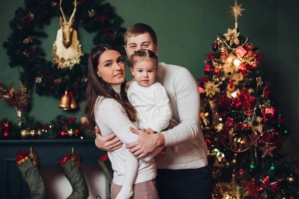 Familia en regalos junto al árbol de Navidad . —  Fotos de Stock