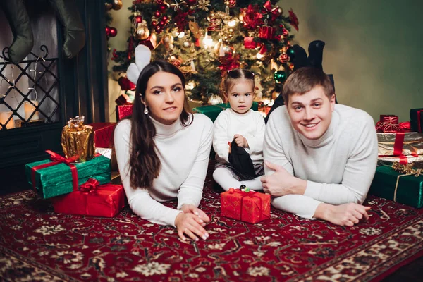 Familia en regalos junto al árbol de Navidad . —  Fotos de Stock