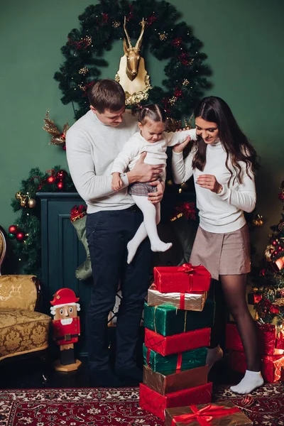 Rodina v dárky vedle vánočního stromečku. — Stock fotografie