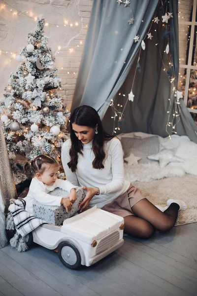 Madre e hija besándose en Navidad bajo la nieve . —  Fotos de Stock