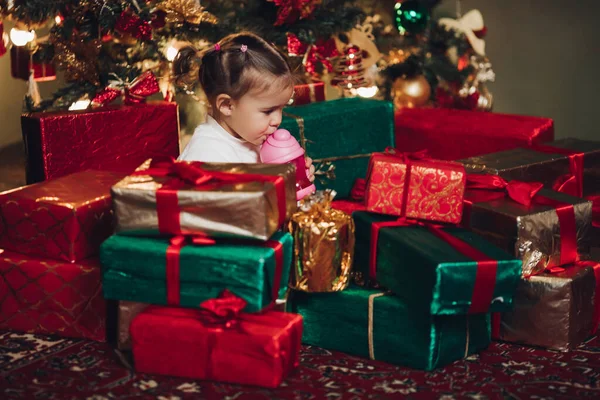 Petite fille caucasienne et cadeaux de Noël. Arbre de Noël . — Photo