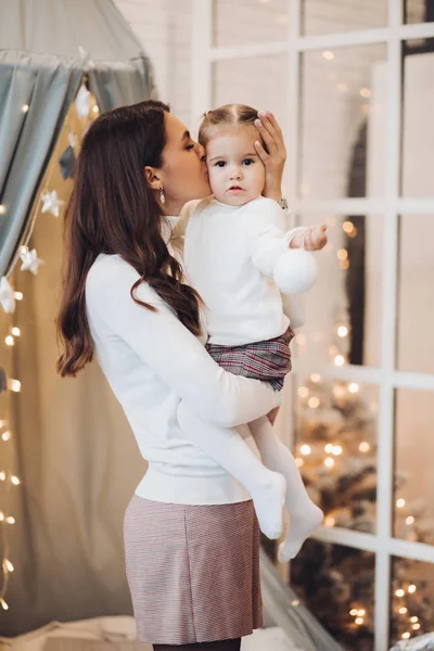 Mother with daughter in Christmas room. room decorated for Christmas. — Stockfoto