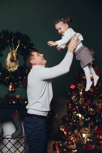 Padre cariñoso jugando con su hija en Navidad . —  Fotos de Stock