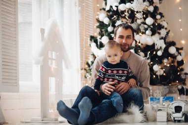 Sevgili baba oğluyla birlikte Noel hediyesi paketliyor..