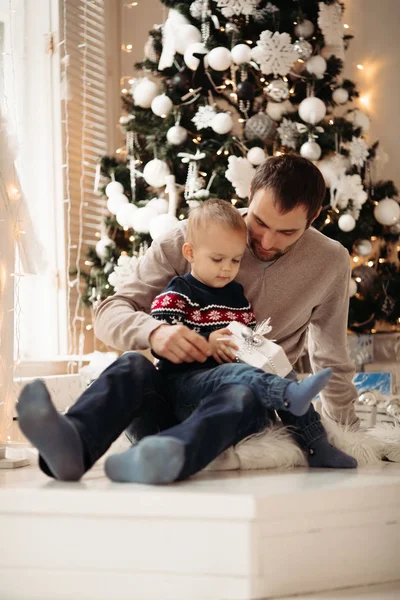 Amoroso padre embalaje regalo de Navidad con hijo . —  Fotos de Stock