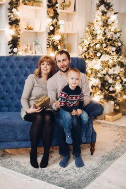 Mavi koltukta kar tanelerinin altında düşen sevimli bir çift..