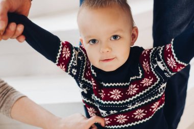 Odaklanamayan Noel ağacına rağmen sevgili oğlunu öpen bir baba..