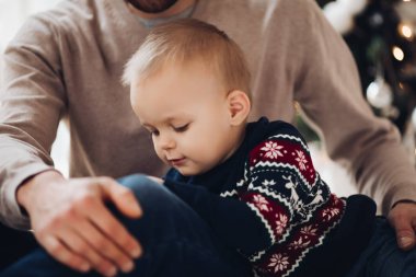 Sevgili baba oğluyla birlikte Noel hediyesi paketliyor..