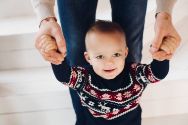 Odaklanamayan Noel ağacına rağmen sevgili oğlunu öpen bir baba..