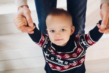 Odaklanamayan Noel ağacına rağmen sevgili oğlunu öpen bir baba..