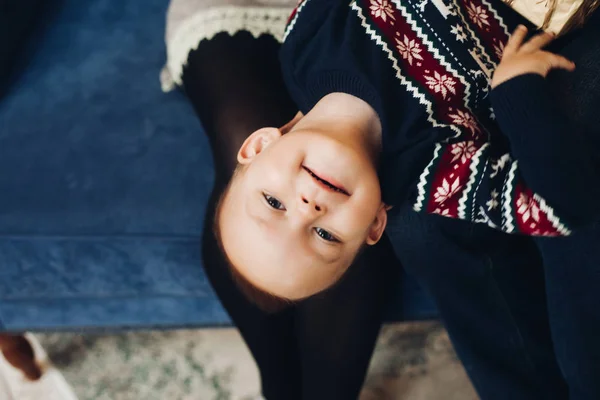 Leuke jongen en wintertrui. Laag perspectief portret van schattige kleine jongen glimlachen op de camera — Stockfoto