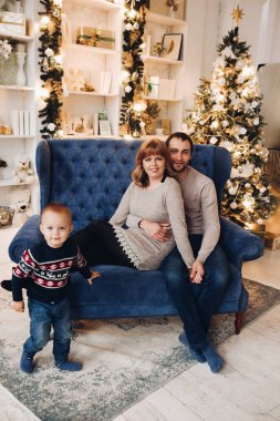 Mavi koltukta kar tanelerinin altında düşen sevimli bir çift..