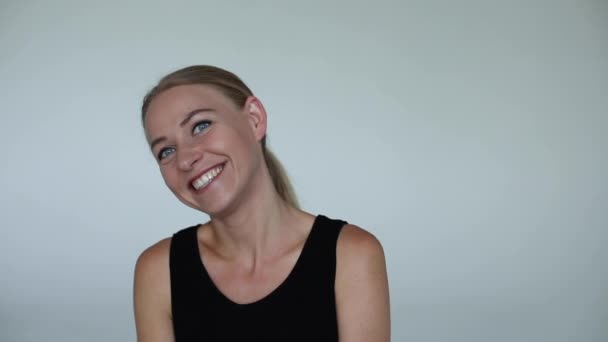 Krásná legrační dívka smích s otevřenými ústy s pozitivními emocemi a relaxační střední close-up — Stock video