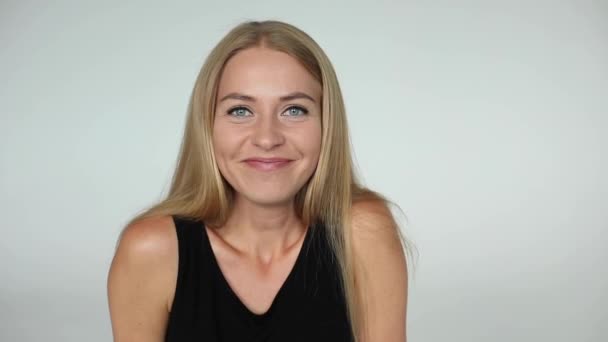 Menina engraçada bonita rindo com a boca aberta com emoção positiva e relaxante médio close-up — Vídeo de Stock