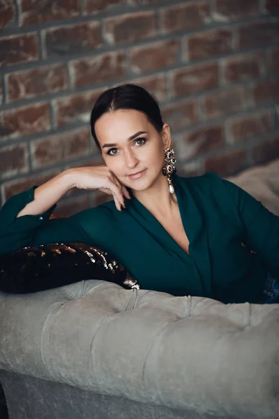 Hermosa mujer caucásica en pendientes caros. Vestido para la fiesta . — Foto de Stock