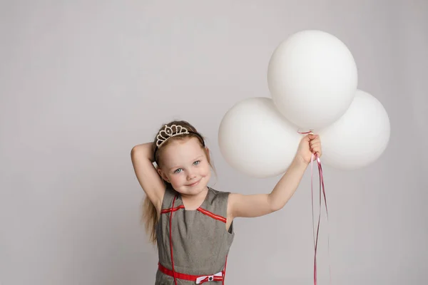 在演播室里放气球的可爱小女孩. — 图库照片