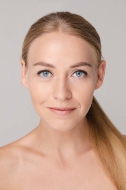 Beyaz arka planda güzel sarışın beyaz kadın..