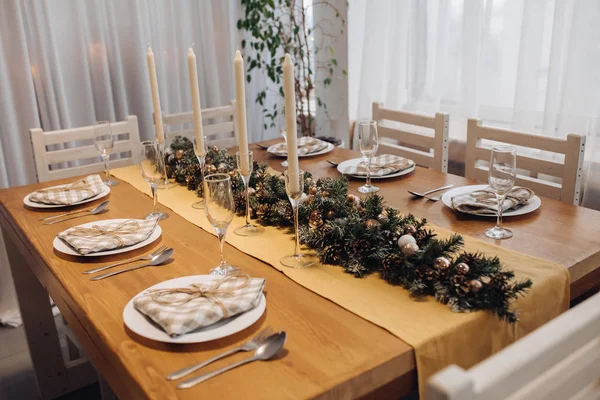 Belle table de service de Noël avec bougies et décoration de sapin à l'intérieur moderne confortable — Photo