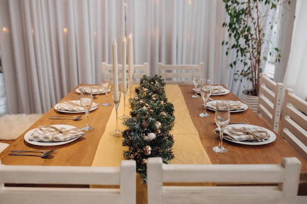 Hermosa mesa de servicio de Navidad con velas y decoración de abeto en el acogedor interior moderno —  Fotos de Stock