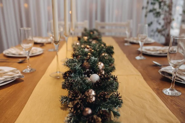 Belle table de service de Noël avec bougies et décoration de sapin à l'intérieur moderne confortable — Photo