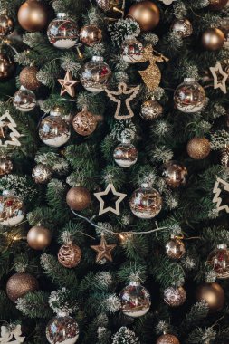 Süslü Noel ağacı. Noel baloları, yıldızlar ve çelenkler.