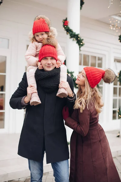 Família feliz sentindo emoção positiva ao ar livre posando no fundo do edifício de design de Natal — Fotografia de Stock