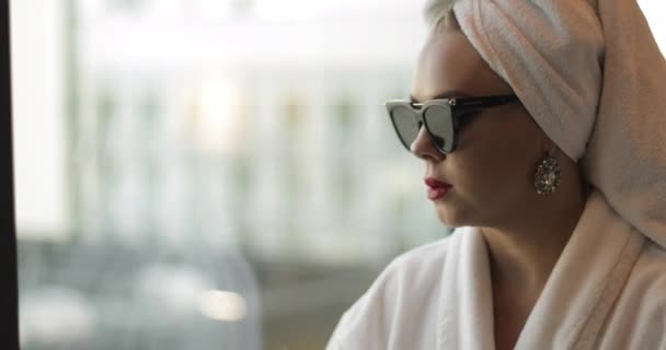 Glamour jong meisje in zonnebril schilderij lippen met behulp van lippenstift kijken naar spiegel medium close-up — Stockvideo