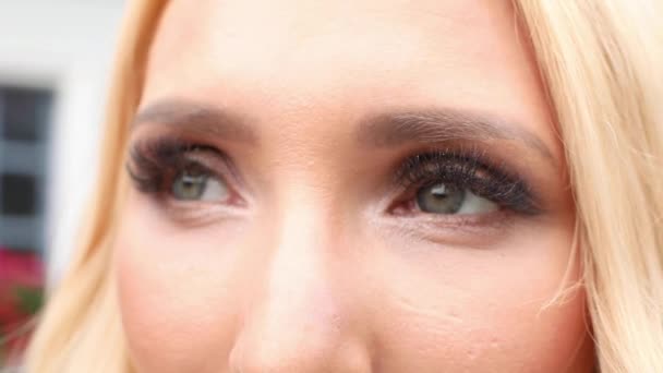 Csinos nő a make-up és a szempillák nézett kamera. — Stock videók