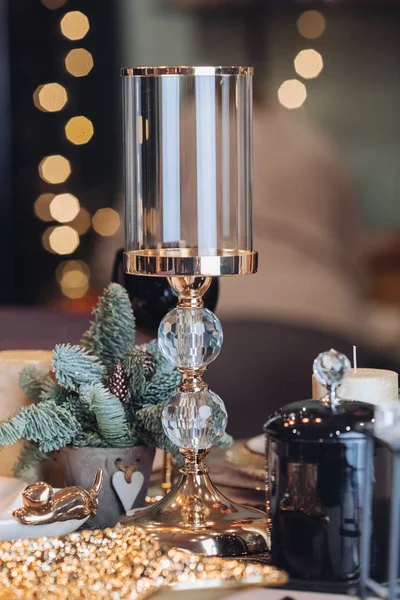 Стеклянный подсвечник на новогоднем столе — стоковое фото