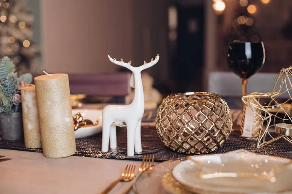 Belle table est mise pour le dîner de Noël — Photo