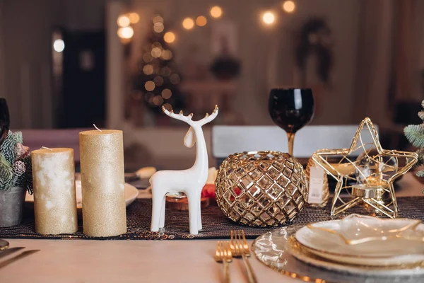 Bella tavola è apparecchiare per la cena di Natale — Foto Stock