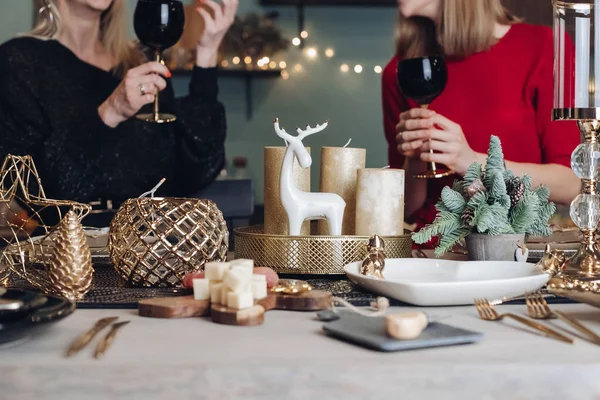 Happy female friends celebrating Christmas or New Year eve party — Stock Photo, Image