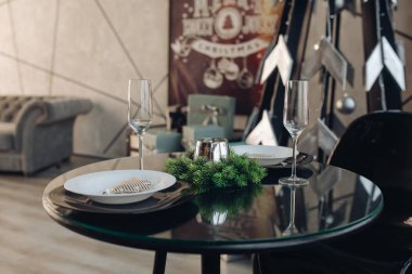 Noel 'de iki kişilik romantik bir yemek. Modern dairede klasik kanepeye karşı tabaklar.