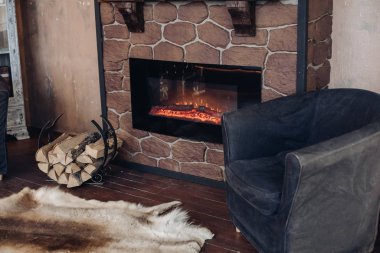Şömineli, kürklü ve odunlu rahat bir oda..