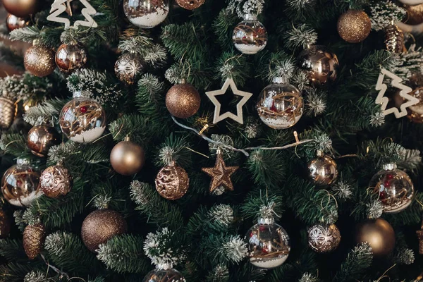 Albero di Natale con decorazioni. Palle di Natale, stelle e ghirlanda . — Foto Stock